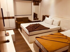 Deluxe-huone | Työpöytä, ilmaiset lisävuoteet, ilmainen Wi-Fi