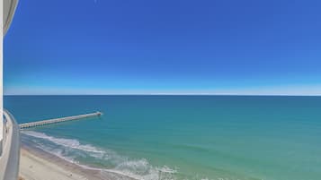 Sur la plage, chaise longue