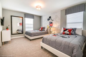 5 Schlafzimmer, Schreibtisch, Bügeleisen/Bügelbrett, Reisekinderbett