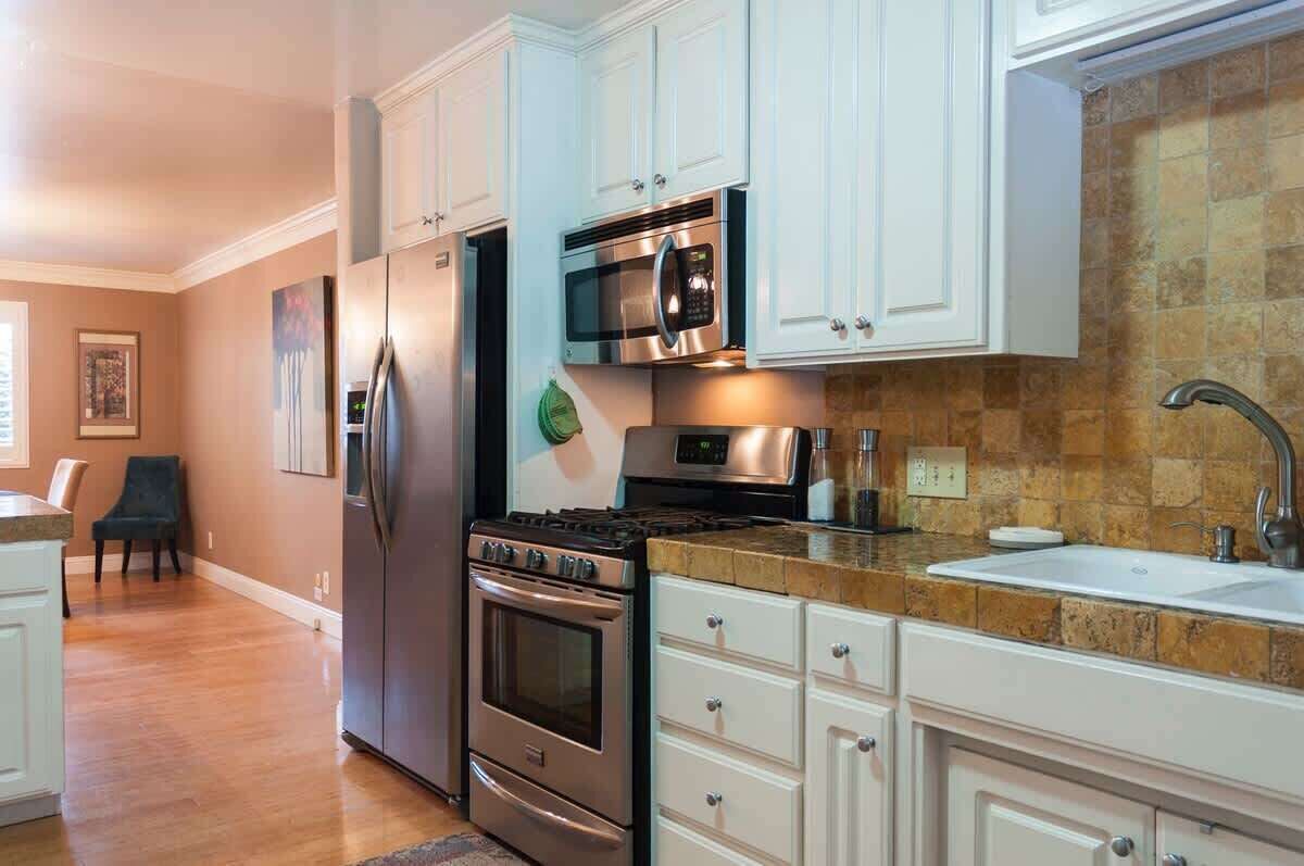 Refrigerador, microondas, horno y parrilla de estufa 