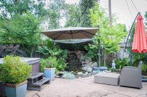 Terrace/patio - Seq Parks-Hot Tub Fire Pit Koi Pond Outdoor Kitch (Visalia)