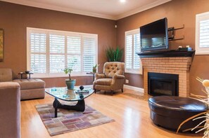 Télévision, cheminée, jeux vidéo, espaces bureaux