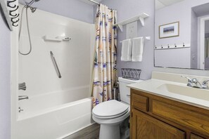 Kombinert dusj/badekar, hårføner og håndklær