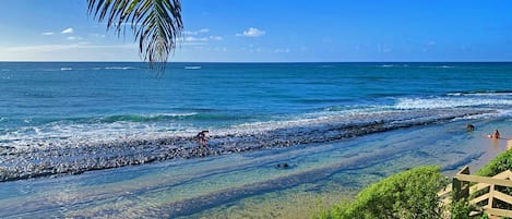 På stranden