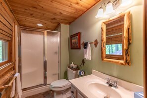 Kombination af bruser/badekar, gratis toiletartikler, håndklæder