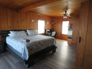 7 habitaciones, escritorio y tabla de planchar con plancha 