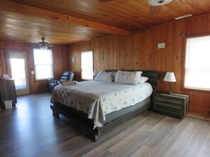 7 bedrooms, desk, iron/ironing board, travel cot