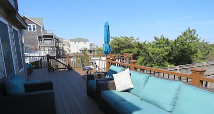 Last Minute special/ping pong table/oceanfront/pool/elevator/old nags head style