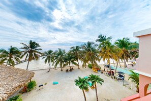 Property grounds - Breezy oceanfront, 2-story condo w/shared pool, beach access, WiFi & partial AC (San Pedro)