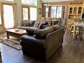 Smart TV, fireplace -  5-Star Custom Luxury Home With Hot Tub & Pool Table with easy winter access. (South Lake Tahoe)