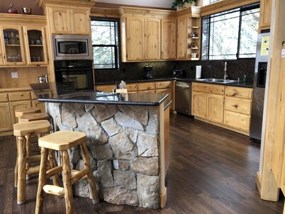  5-Star Custom Luxury Home With Hot Tub & Pool Table with easy winter access.