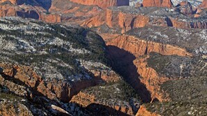 A mountainous landscape with red rock formations and snow-covered peaks. - Brian Head Timberbrook Studio close to ski slopes sleeps 4 (Brian Head)