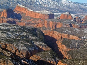 A mountainous landscape with red rock formations and snow-covered peaks. - Brian Head Timberbrook Studio close to ski slopes sleeps 4 (Brian Head)