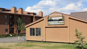 A building with a sign for Timberbrook Village Clubhouse/Spa Condo Rentals. - Brian Head Timberbrook Studio close to ski slopes sleeps 4 (Brian Head)
