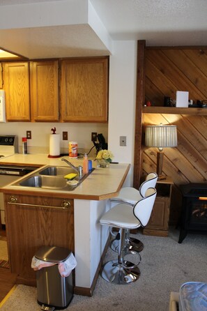 Fridge, microwave, oven, stovetop - Upgraded Brian Head Timberbrook Condo close to ski slopes sleeps 4 (Brian Head)