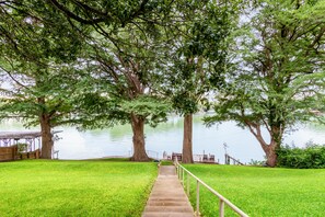 Property grounds - McQueeney is Full! Lakefront on the Guadalupe River: Cypress Breeze Guesthouse (McQueeney)