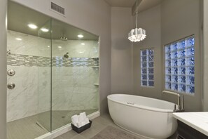 Bathtub, hair dryer, towels - A Refined Santa Fe–Inspired Estate with Tennis & Pickleball (Scottsdale)