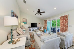 Fernseher, DVD-Player, Bücher, Stereoanlage