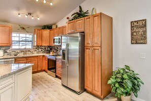 Refrigerador, microondas, horno y parrilla de estufa 