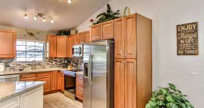 Kaunis 3 sänky 2 kylpyamme, lämmitetty uima-allas, minuutin päässä merestä