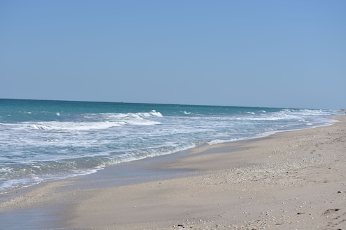 Vakker 3 sengs 2 bad, oppvarmet basseng, minutter fra havet