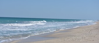 Beautiful 3 bed 2 bath, Heated Pool, Minutes from the Ocean
