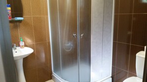 家庭客房 | 浴室 | 淋浴設備、免費梳洗用品、風筒、提供毛巾