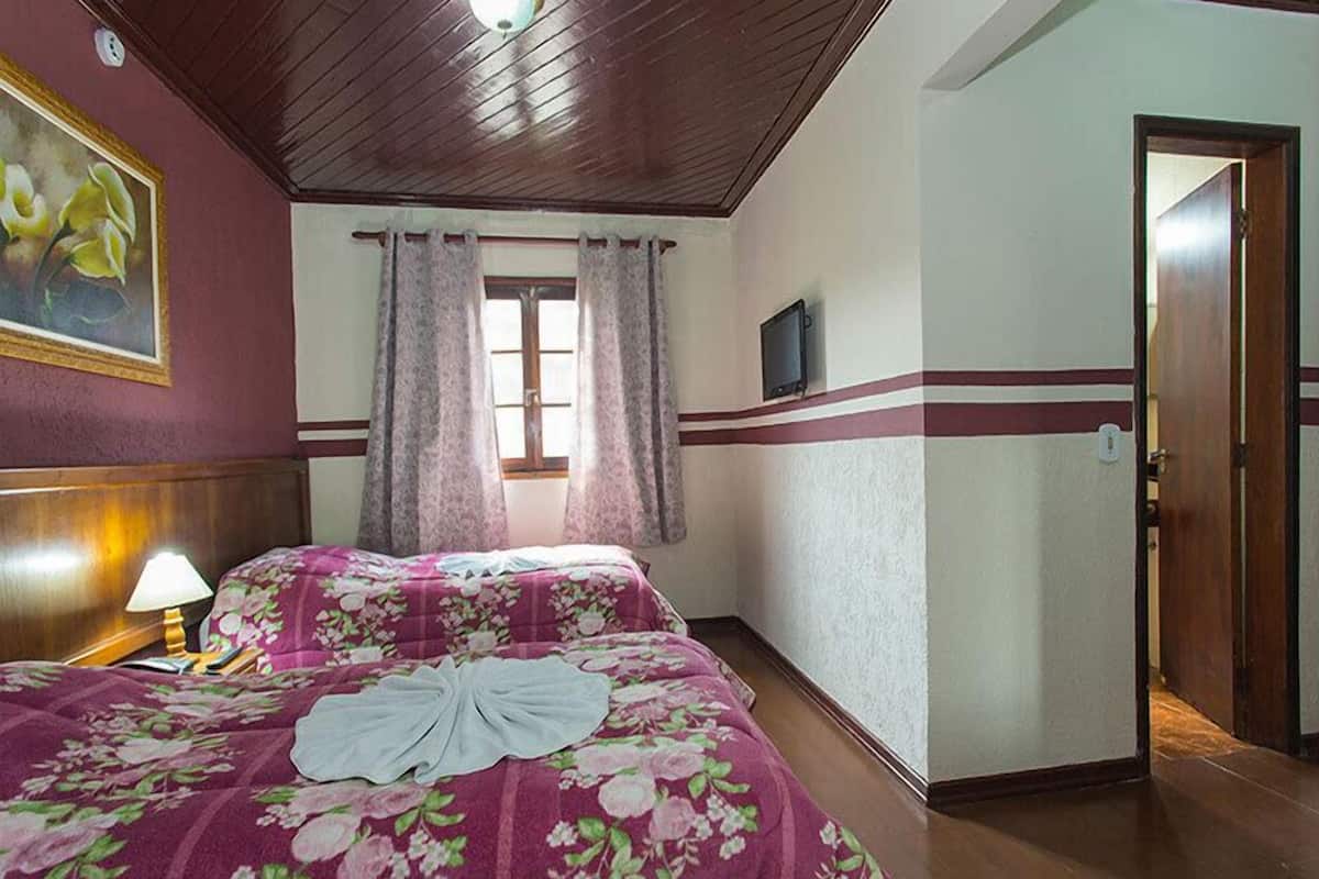 Quarto triplo superluxo, vista para o jardim | Wi-Fi de cortesia, roupa de cama