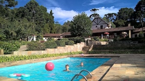 Seasonal outdoor pool - Garden Hotel (Campos do Jordão)
