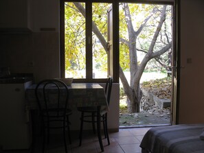 Studio, Garden View | Living area | LCD TV - Apartmani Bako Komiza (Komiza)