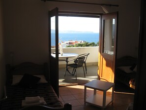 Deluxe Suite, Sea View | Living area