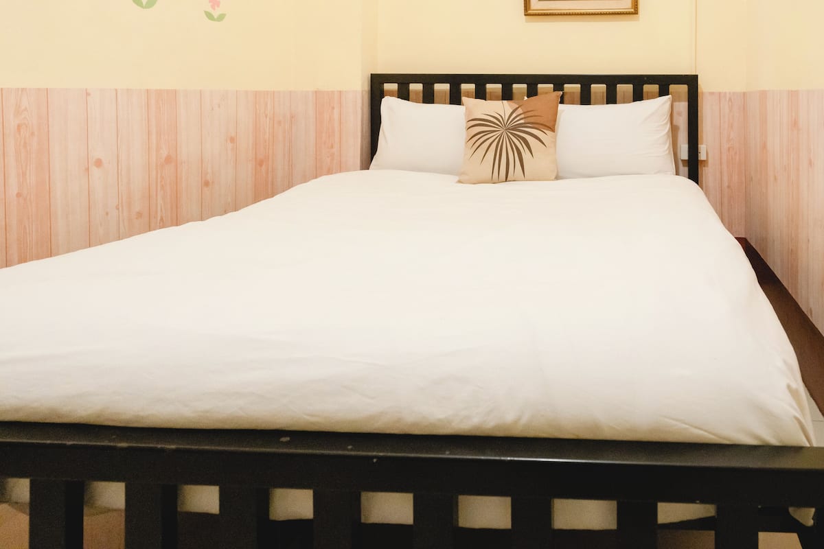 Standard Room, 1 Queen Bed, Private Bathroom