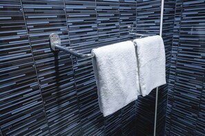 Quarto standard, 1 cama Queen, banheiro privativo | Banheiro | Chuveiro, produtos de toalete grátis, bidê, sabonete