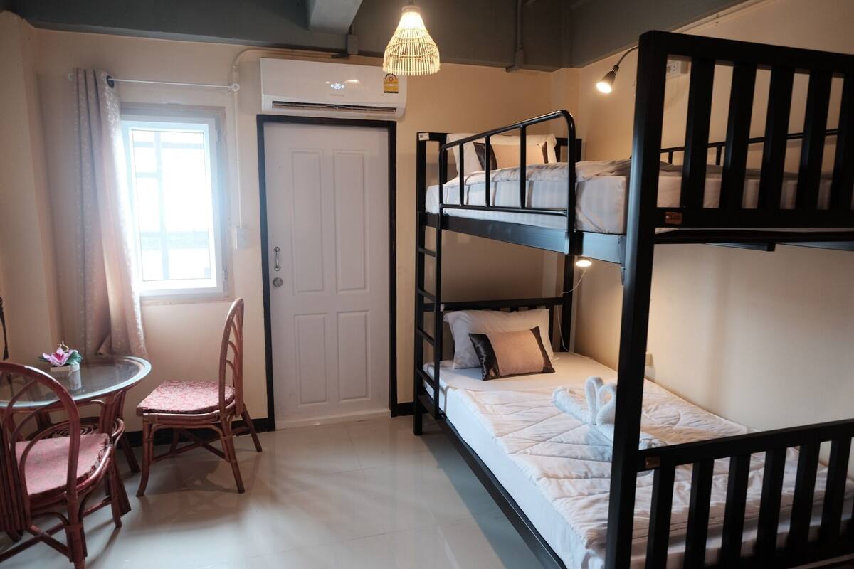 Private Bunk Bed Room with Shared Bathroom | Gratis wi-fi och sängkläder