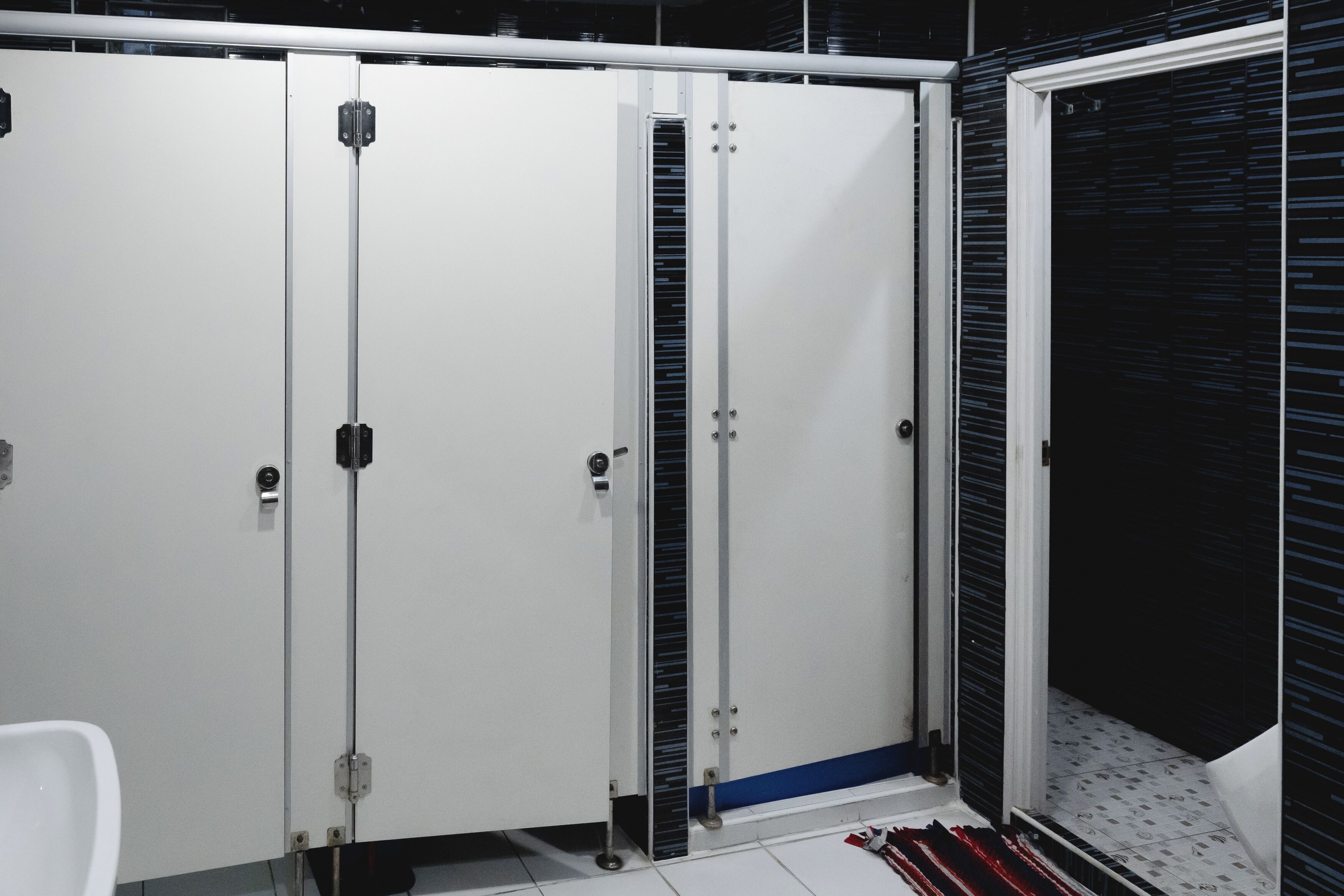 Articles de toilette gratuits, sèche-cheveux, serviettes fournies