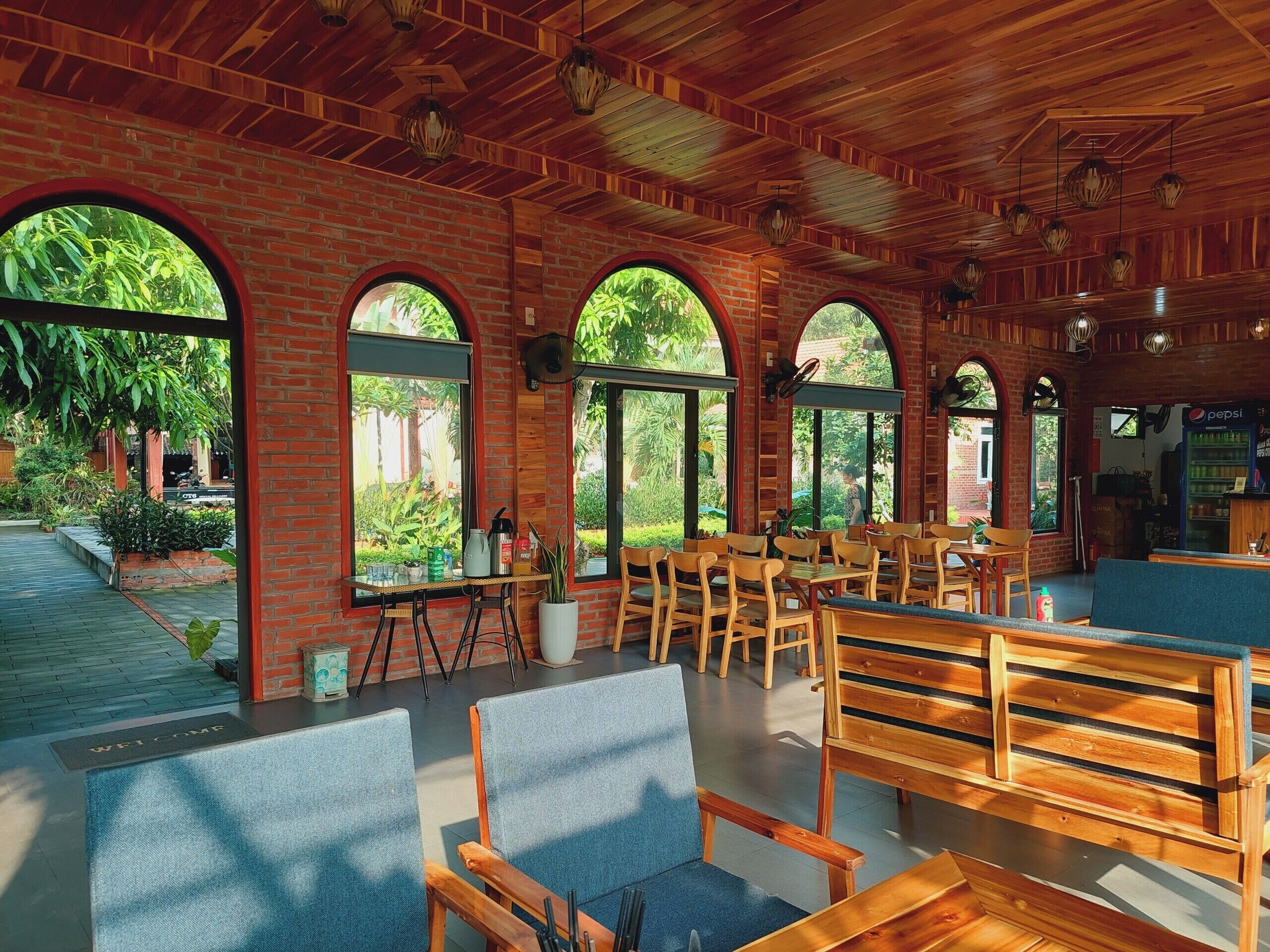 Breakfast, lunch, dinner served; local and international cuisine 