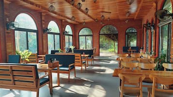 Spécialités Cuisine locale et internationale