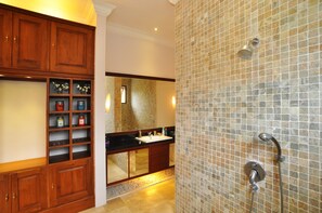 Regadera, amenidades de baño de diseñador, secadora de cabello, batas 