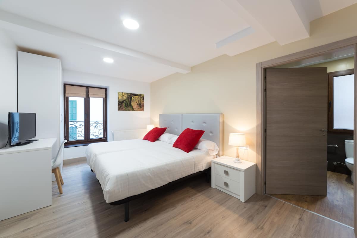Chambre avec lits jumeaux (204) | Literie de qualité supérieure, matelas mémoire de forme