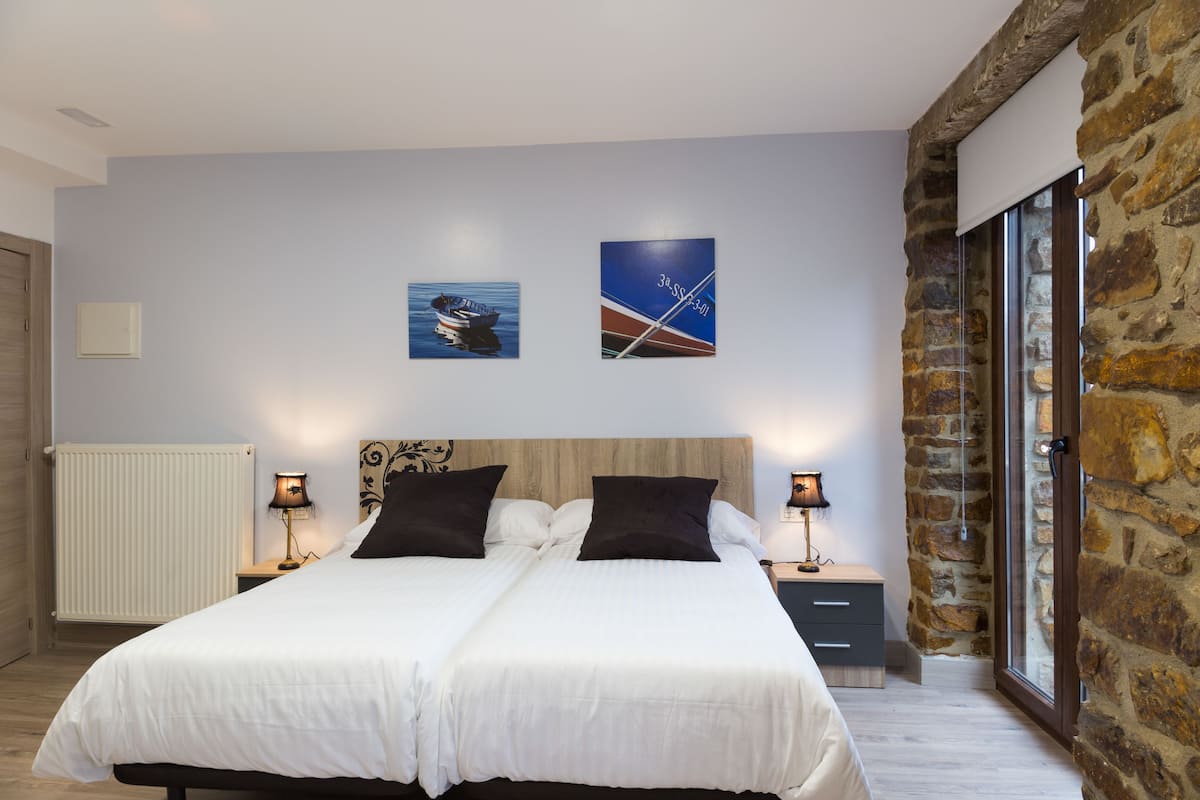 Chambre Triple, balcon (102) | Literie de qualité supérieure, matelas mémoire de forme