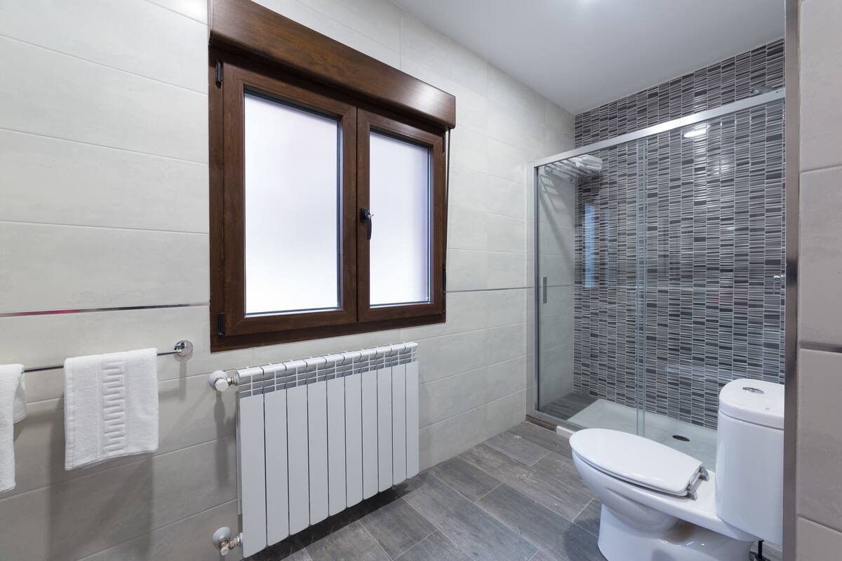 double room (104) | bathroom | free toiletries, hair dryer, towels