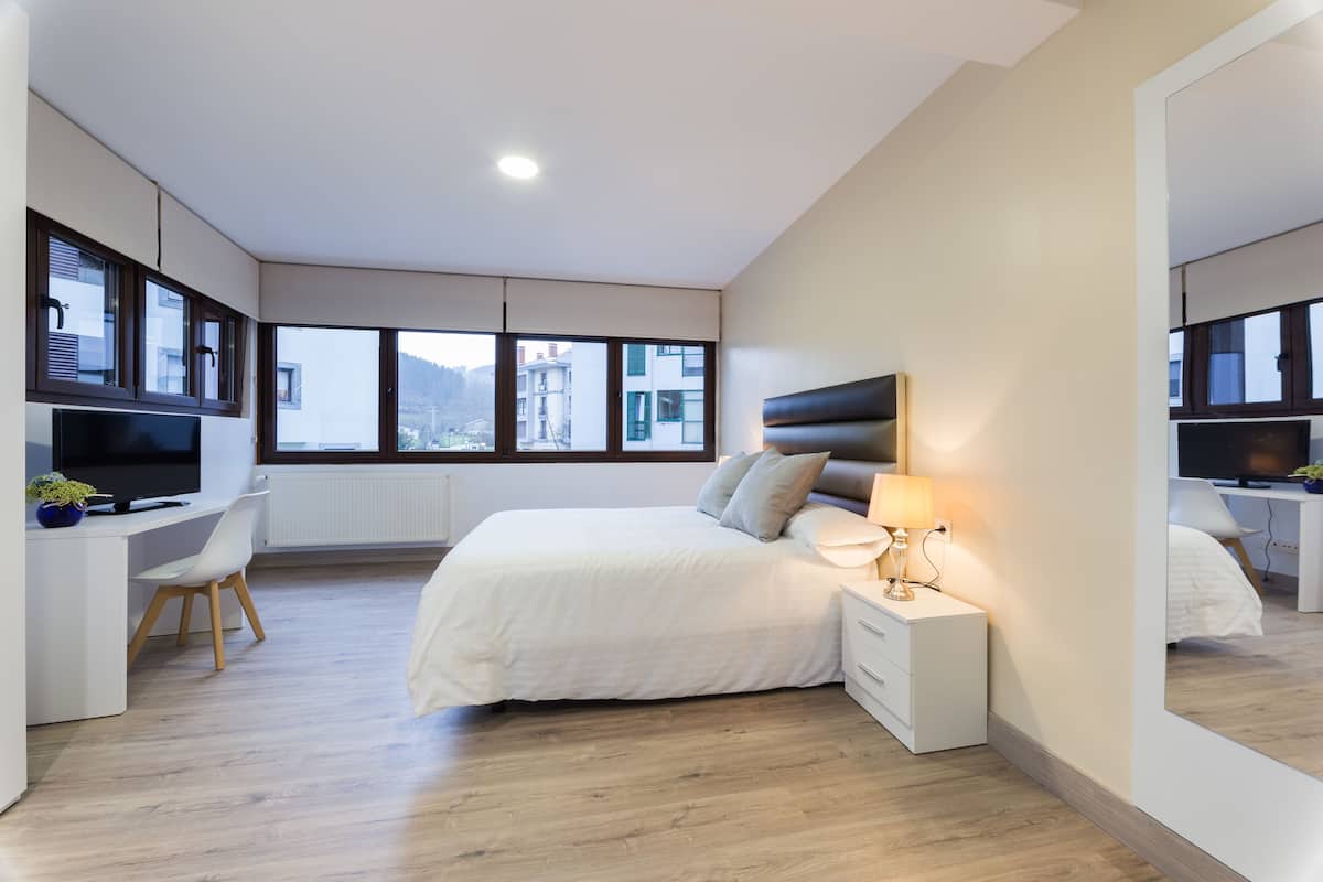 Chambre Familiale, baignoire (101) | Literie de qualité supérieure, matelas mémoire de forme