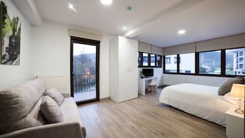 Family Room, Bathtub (101)