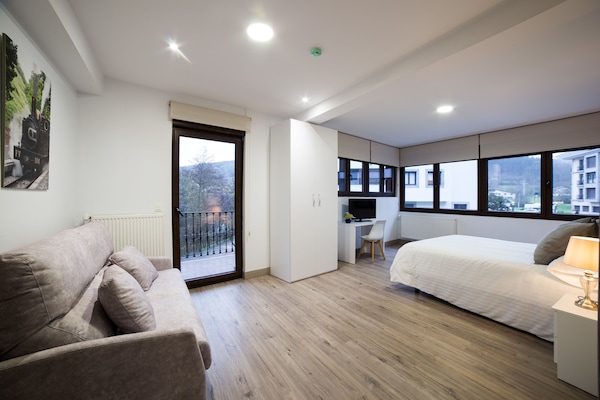 Habitación familiar, tina (101) | Ropa de cama de alta calidad y camas con efecto memoria