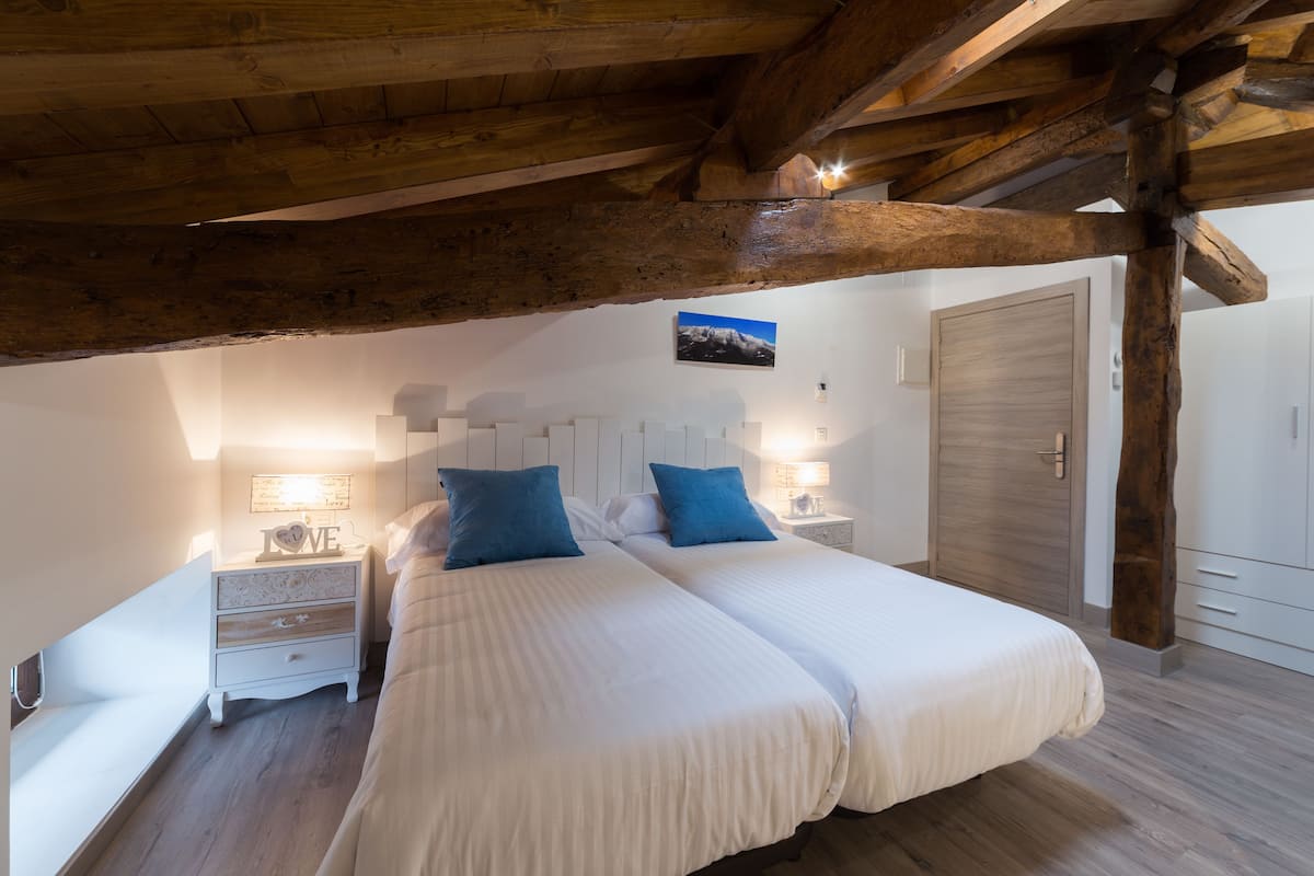 Chambre Triple (301) | Literie de qualité supérieure, matelas mémoire de forme