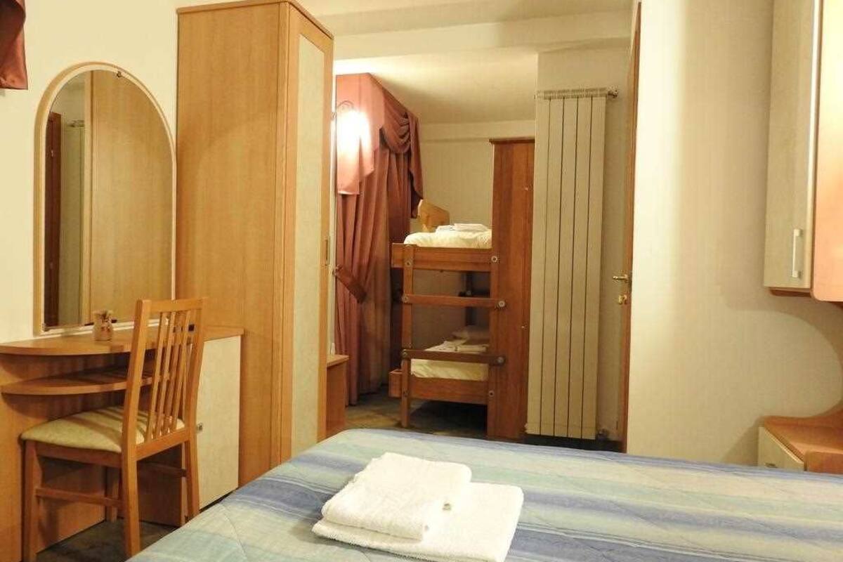 Habitación cuádruple, balcón | Escritorio, espacio para trabajar con laptop y cortinas blackout