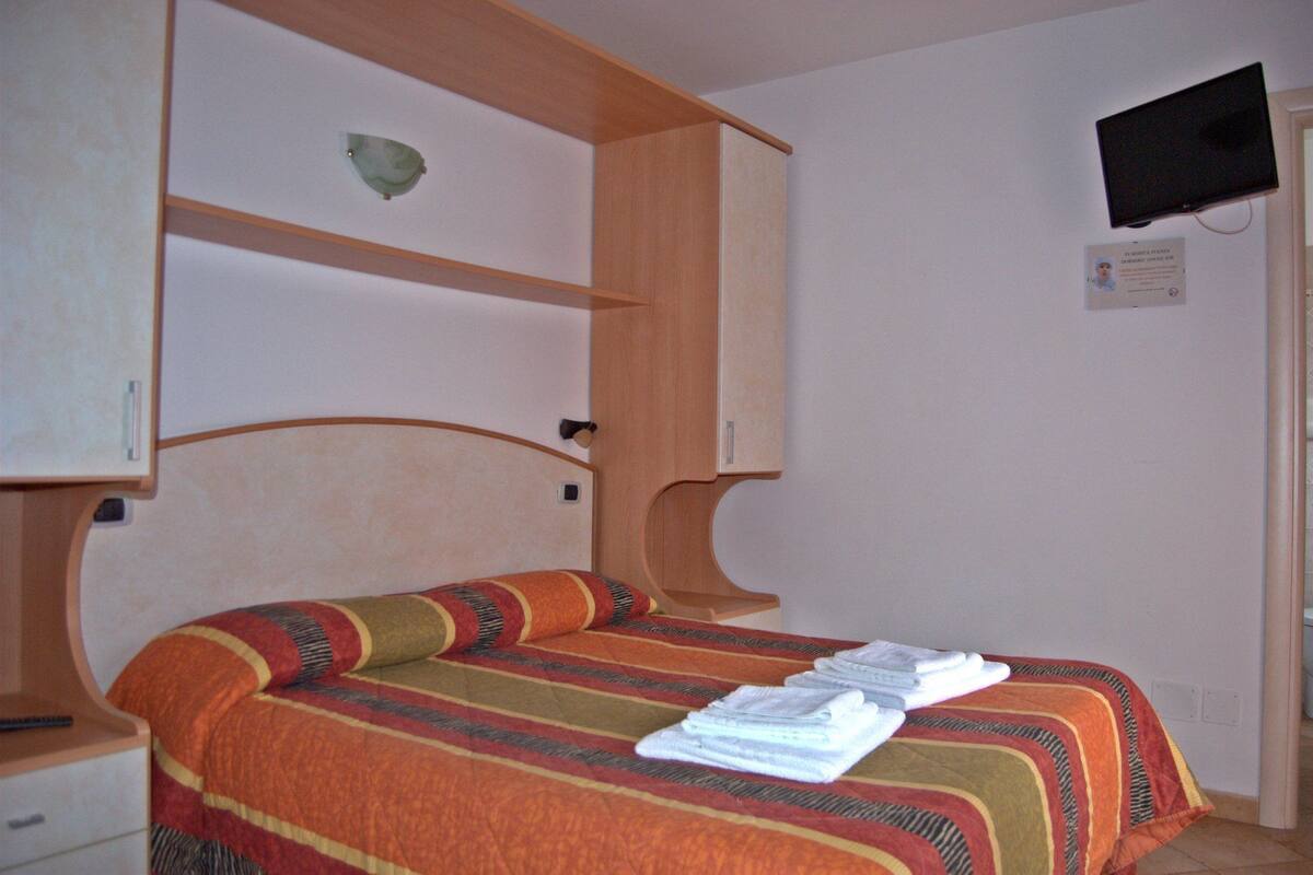 Habitación con 1 cama matrimonial o 2 individuales, balcón | Escritorio, espacio para trabajar con laptop y cortinas blackout