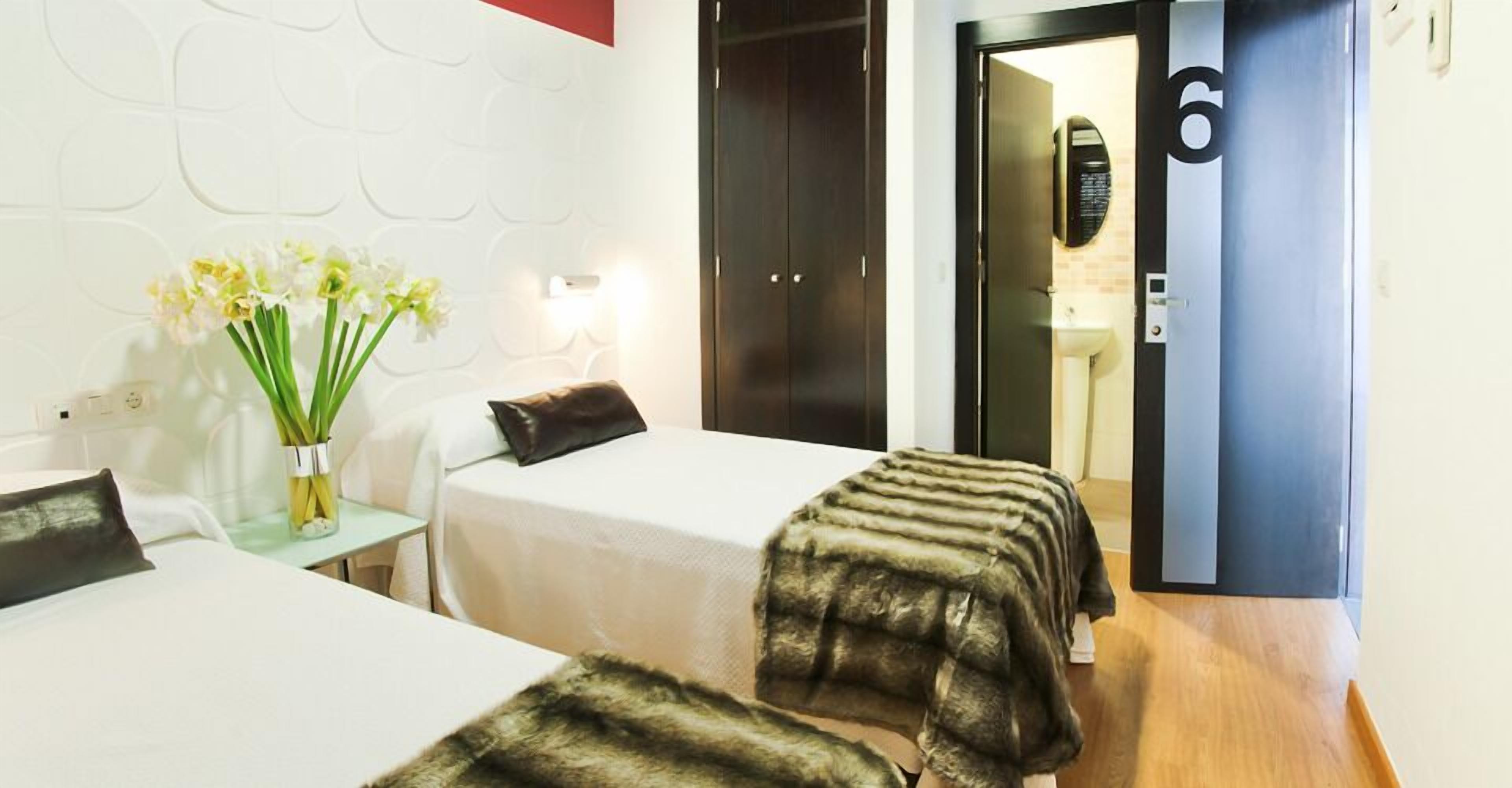 Escritorio, tabla de planchar con plancha, wifi gratis y ropa de cama