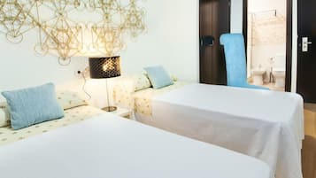 Escritorio, tabla de planchar con plancha, wifi gratis y ropa de cama