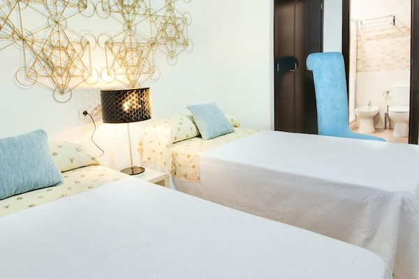 Meja, seterika/papan seterika, Wi-fi percuma, cadar katil